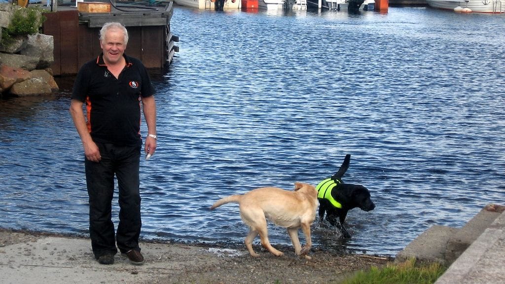 Reino Savukoski on etsinyt hukkuneita vuodesta 1989. Ensimmäisen ruumiskoiransa hän hankki vuonna 1993.