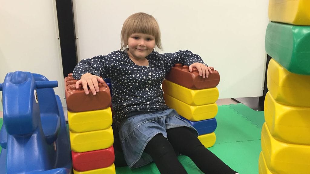 Ella Piipolla oli tänään ilon päivä, kun hän pääsi leikkimään sisäleikkipuistoon.