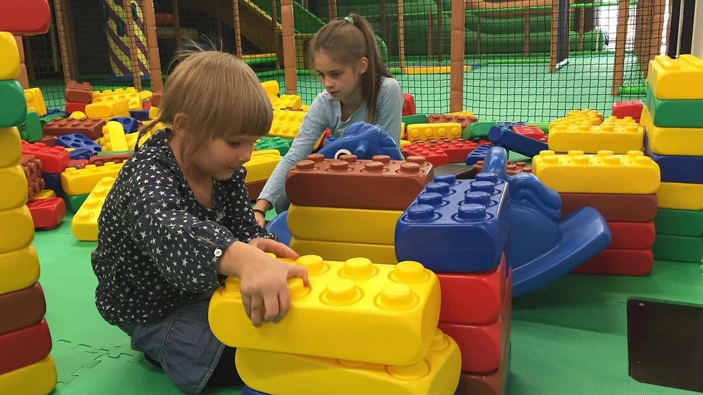 Syöpälasten harvinainen leikkihetki -"kerrankin pääsee pallomereen"