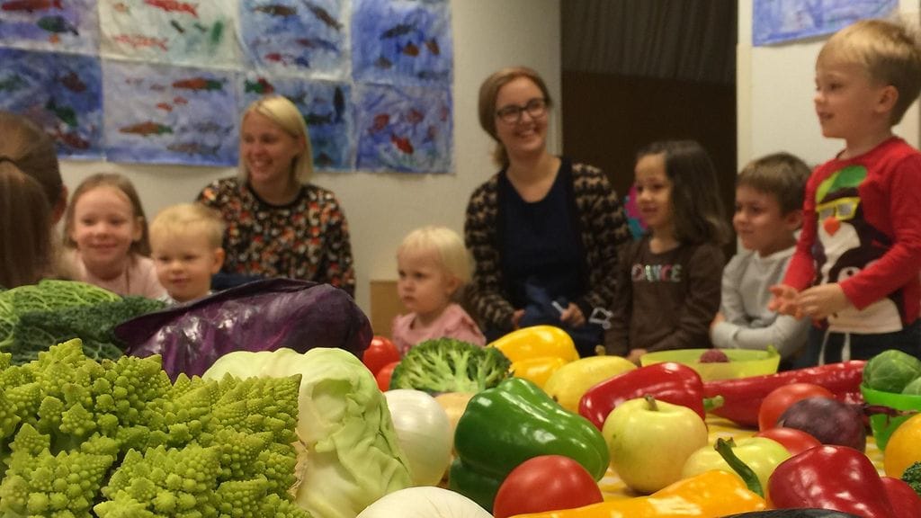 Päiväkoti Onnimannissa kasviksia maisteltiin innokkaasti.