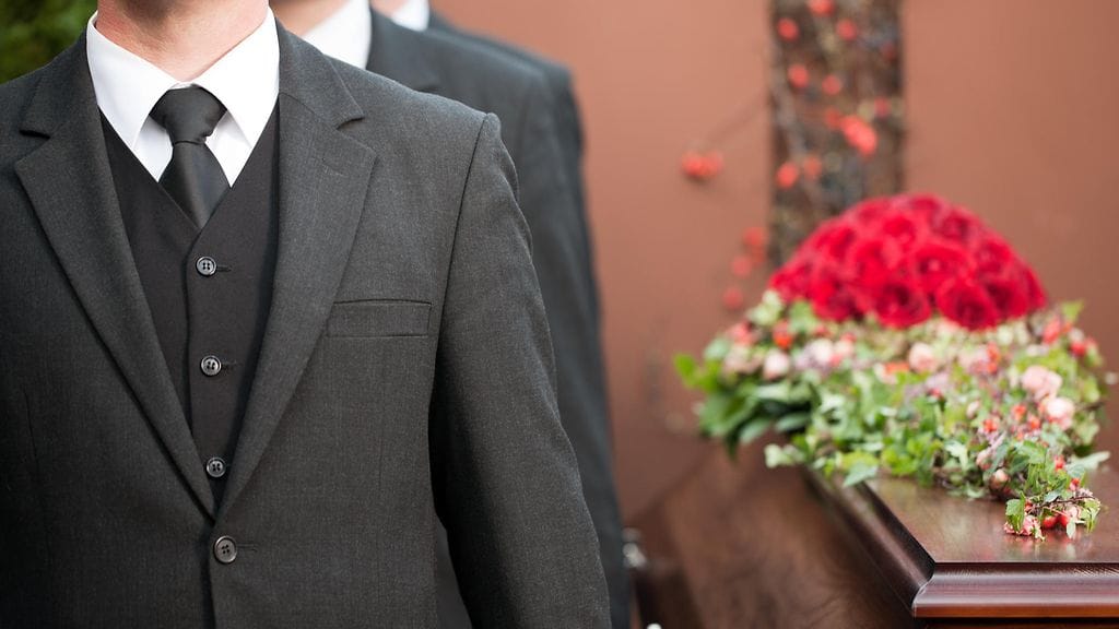 Arkunkantajia on yleensä kuusi, kolme kummallakin puolella arkkua.