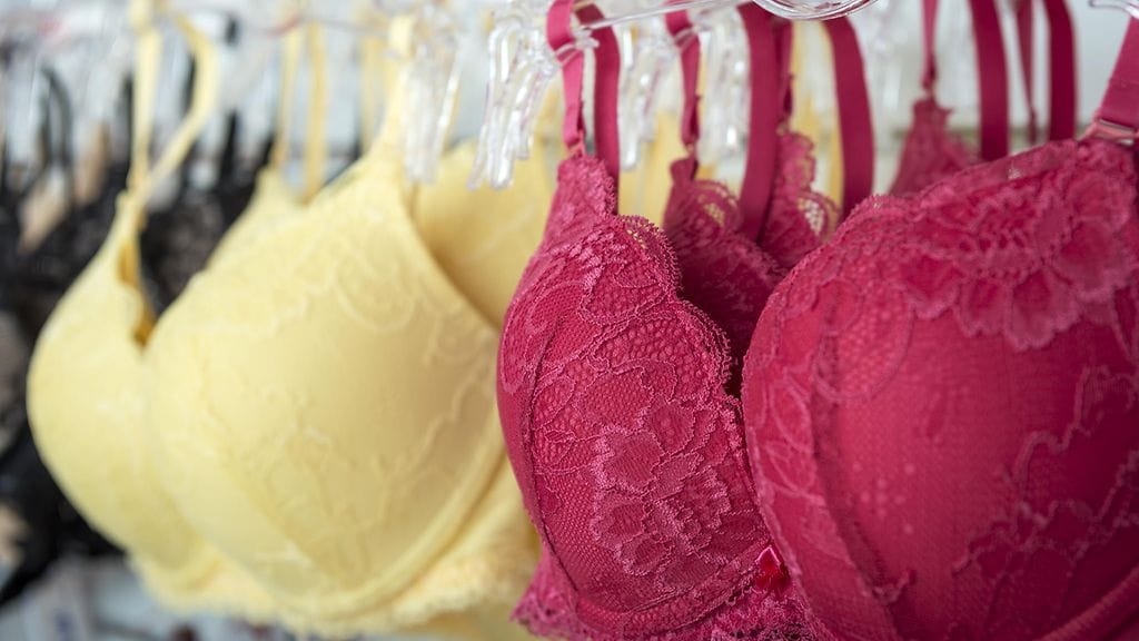 Rintaliivitkö saavat rinnat riippuumaan?