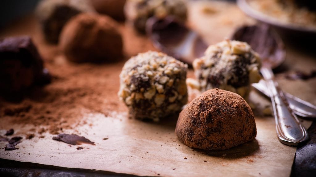 Raakasuklaa on usein terveellisempi valinta kuin perinteinen maitosuklaa.