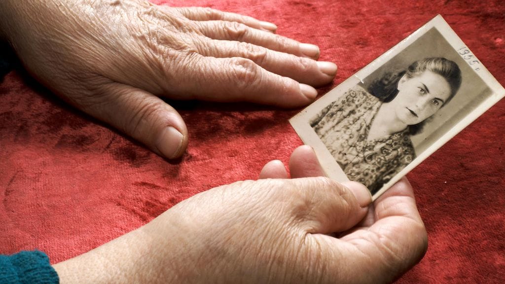 Monella nuoruuden kriittisyys oli vanhemmiten vaihtunut itsensä hyväksymiseen. Kuvituskuva.