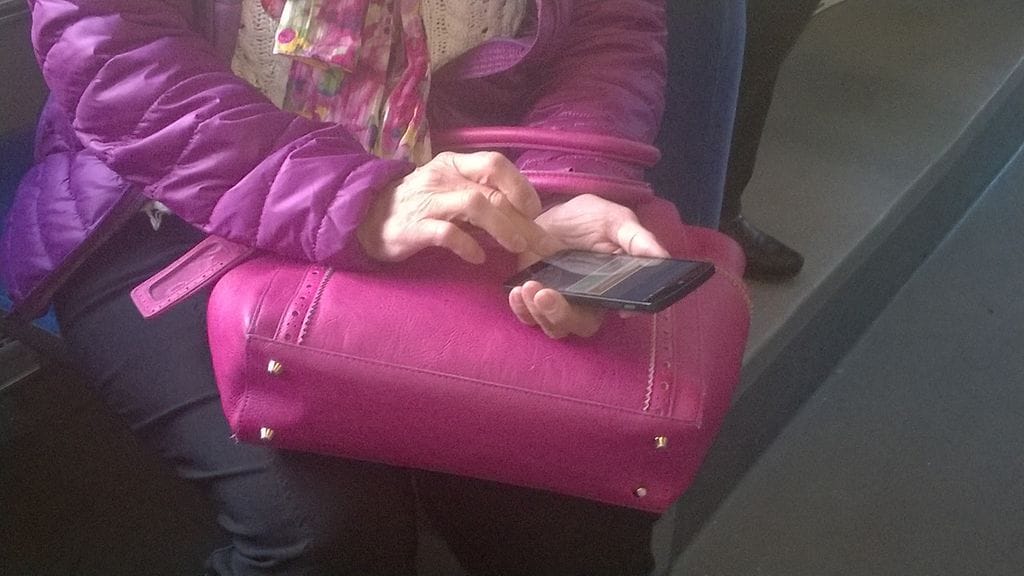 Yhdysvalloissa oikeus katsoi, että kännykän paikantaminen ei riko perustuslain neljättä pykälää yksilönsuojasta, koska puhelimen käyttäjällä ei voi olla odotuksia yksityisyydestä. Kuvituskuva.