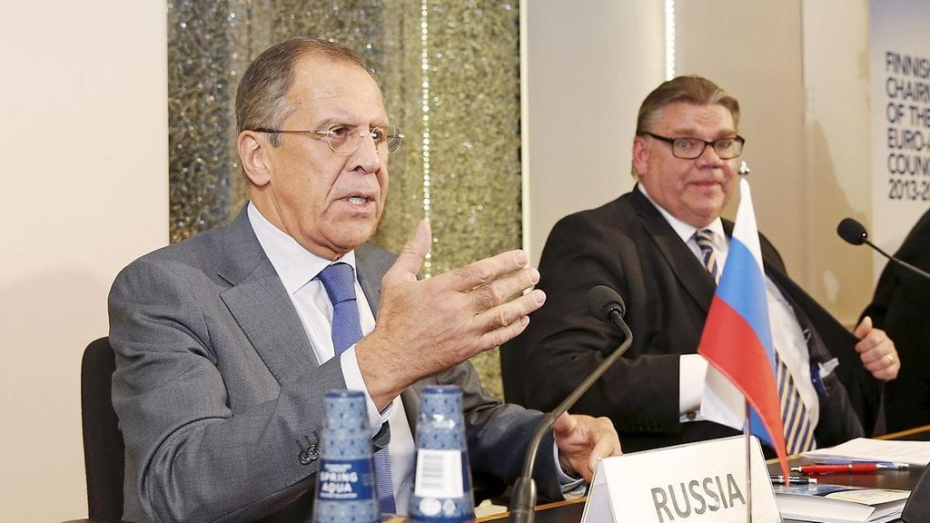 enäjän ulkoministeri Sergei Lavrov (vas.) ja Suomen ulkoministeri Timo Soini tiedotustilaisuudessa Oulun kaupungintalolla 14. lokakuuta 2015.