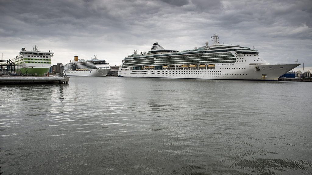 Laivoja Helsingin satamassa. Kuvituskuva.