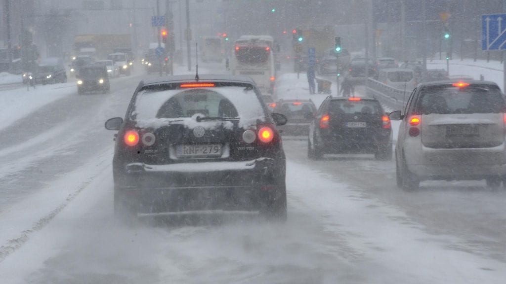Kelin lisäksi jarrutusmatkaan vaikuttavat oleellisesti myös ajoneuvon massa ja renkaiden ominaisuudet.