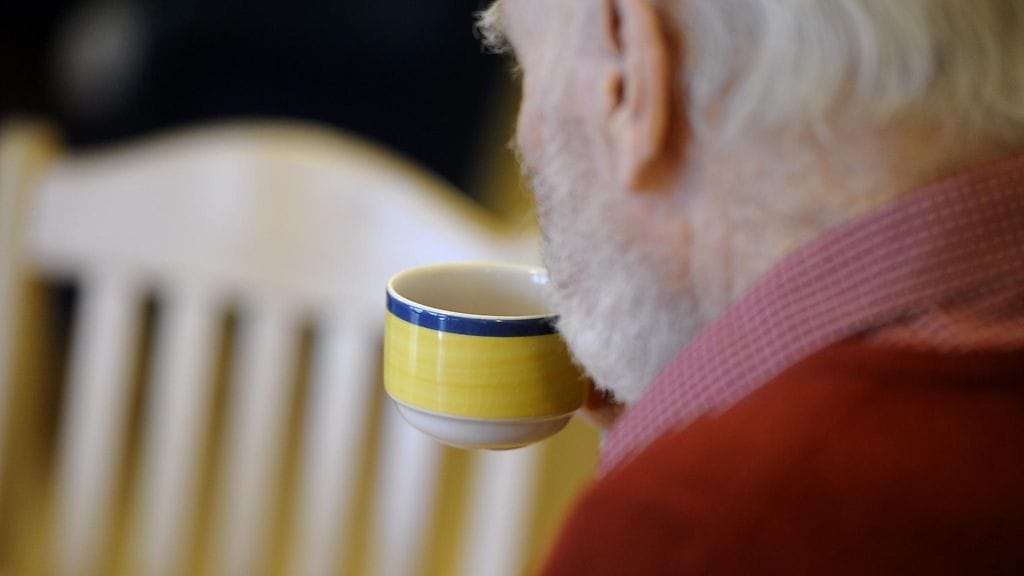 Muistisairauden edetessä potilaan kyky tunnistaa ja ilmaista tunteita vaikeutuvat. Kuvituskuva.