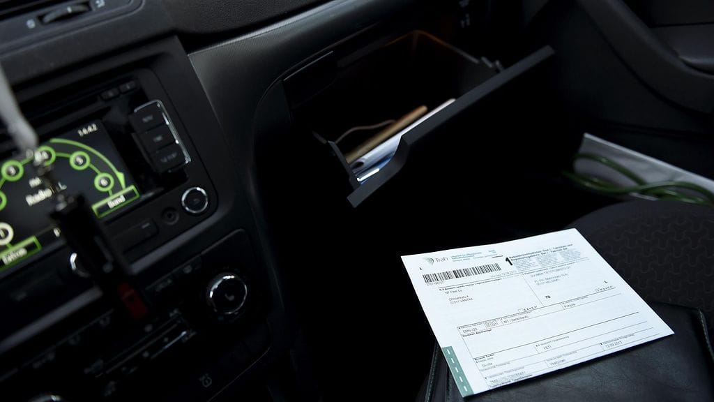 Kotimaassa auton rekisteritiedot tarkistetaan jatkossa sähköisistä tietojärjestelmistä, mutta ulkomailla ajettaessa paperinen todistus on pidettävä edelleen mukana.