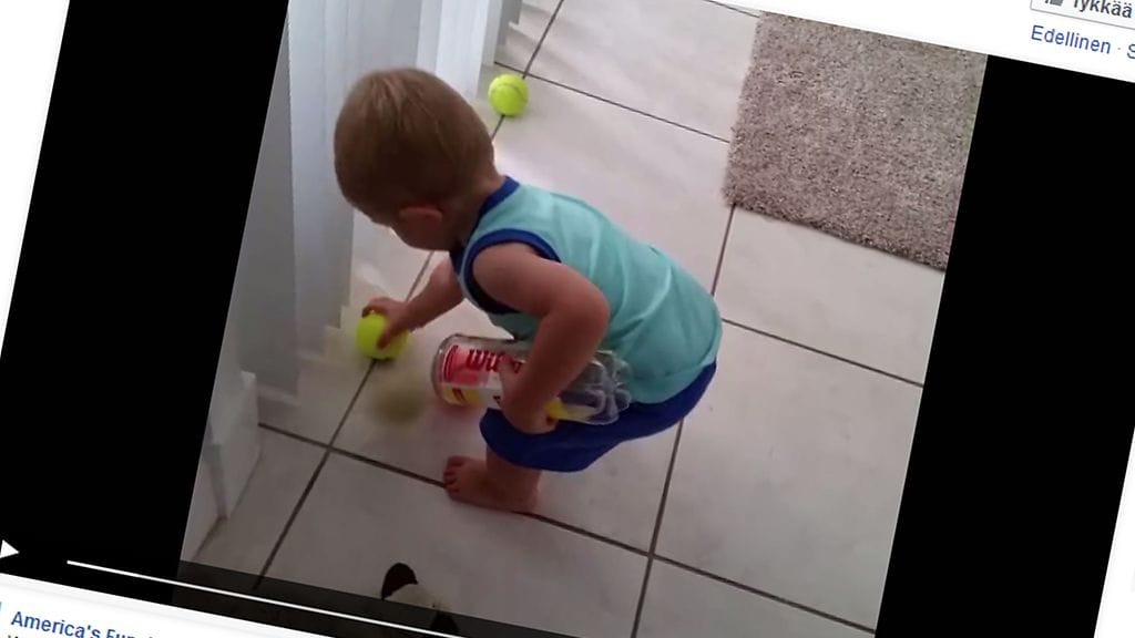 Minuutin videolta ei selviä, kauanko taapero jaksaa yrittää.