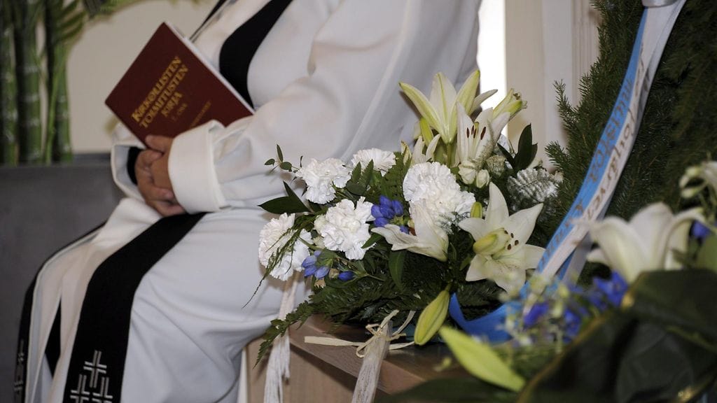 "Iloinen muistotilaisuus on kiva, mutta iloiset hautajaiset on monimutkaisempi juttu", pappi sanoo. Kuvituskuva.