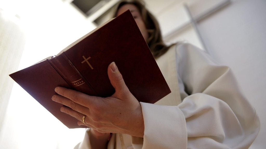 Papin työhön liitetään joitakin stereotypioita. Kuvituskuva.