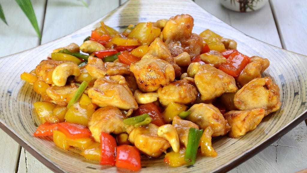 Tämä thairuoka sisältää paljon rapeita kasviksia ja terveellisiä pahkinöitä.