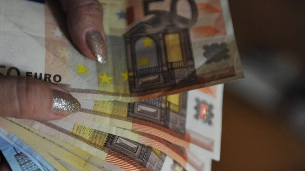 Perustuloa kaavaillaan maksettavaksi jokaiselle täysi-ikäiselle suomalaiselle. Siihen siirryttäessä suuri määrä nykyisiä tukia lakkautettaisiin.