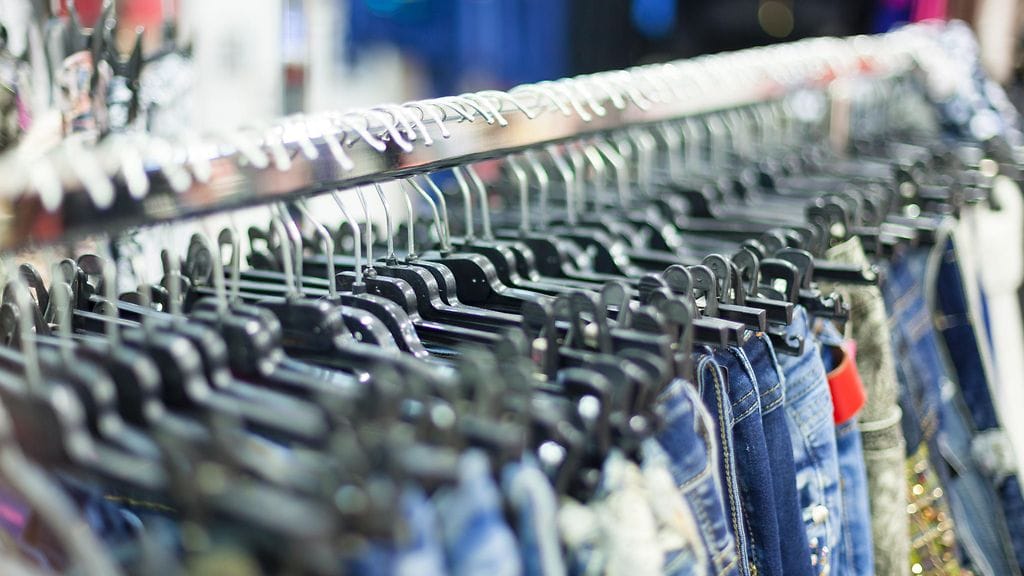 Suomalaiset hankkivat uusia vaatteita ja kodintekstiilejä noin 13 kiloa henkilöä kohti vuodessa.