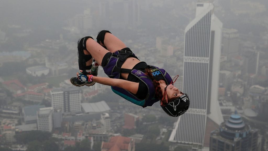 Base-hyppy Kuala Lumpurin 421-metrisestä tornista näyttää tältä.