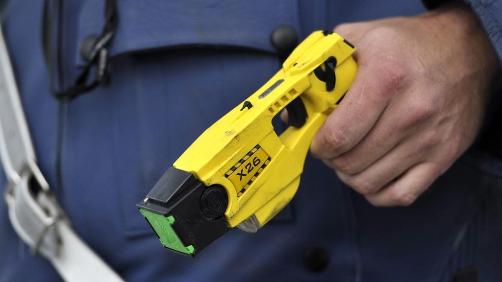 Lisäksi miehen hallusta löytyi kaasusumutin ja sähkölamautin. Kuvituskuva.