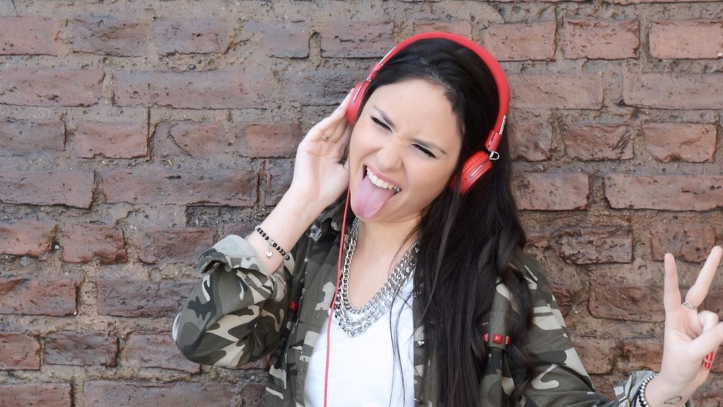 Nainen kuuntelee musiikkia (1)