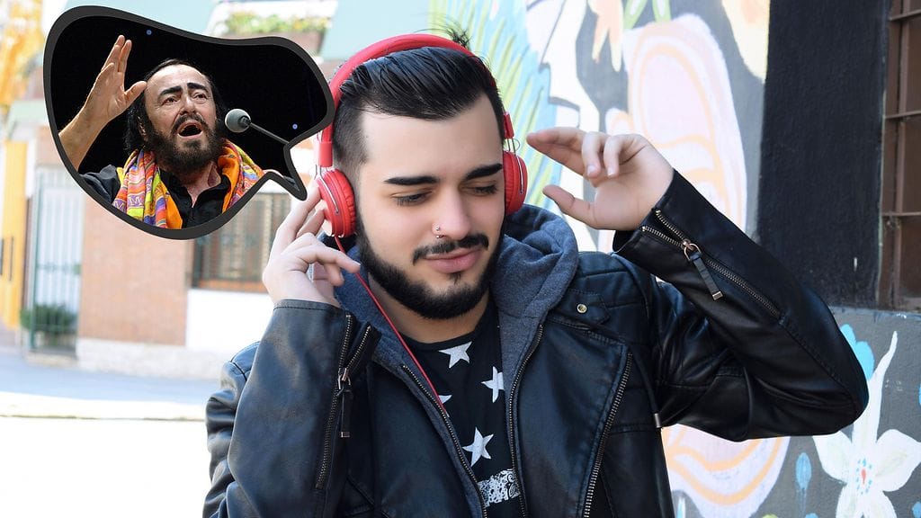 Mies kuuntelee Luciano Pavarottia. Kuvituskuva.