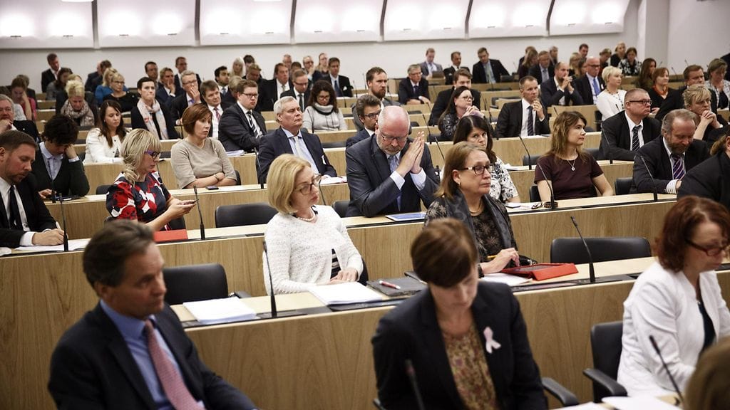 Kansanedustajan palkkio on ollut viime vuoden maaliskuusta alkaen 6380 euroa kuukaudessa.