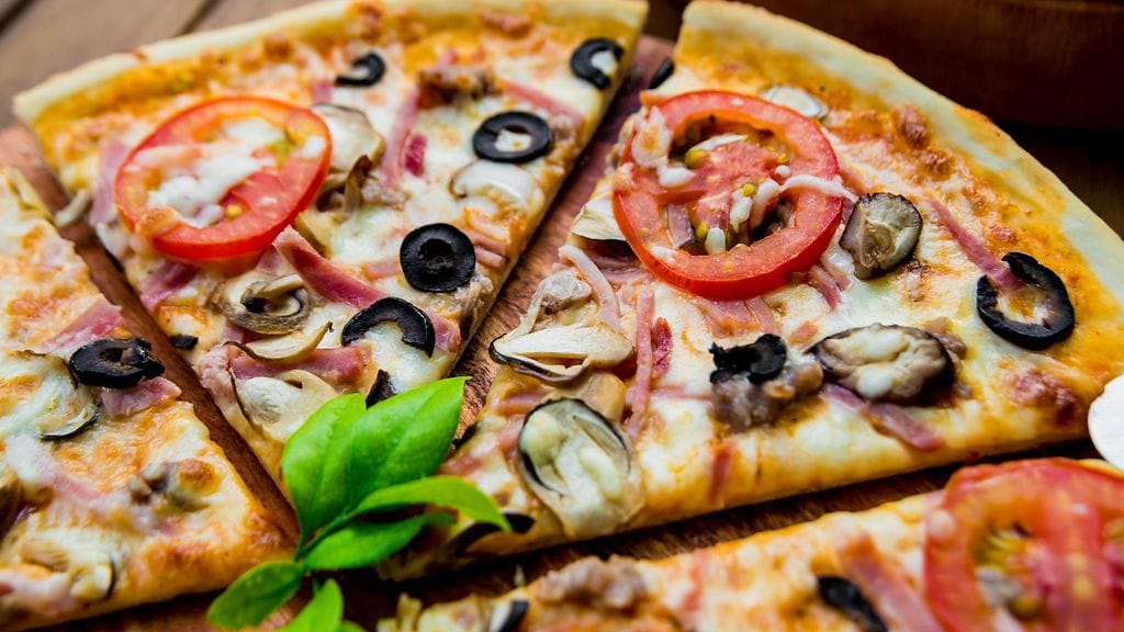 Asiantuntijan mukaan pizza tulisi taitella neljään osaan ja syödä käsin.