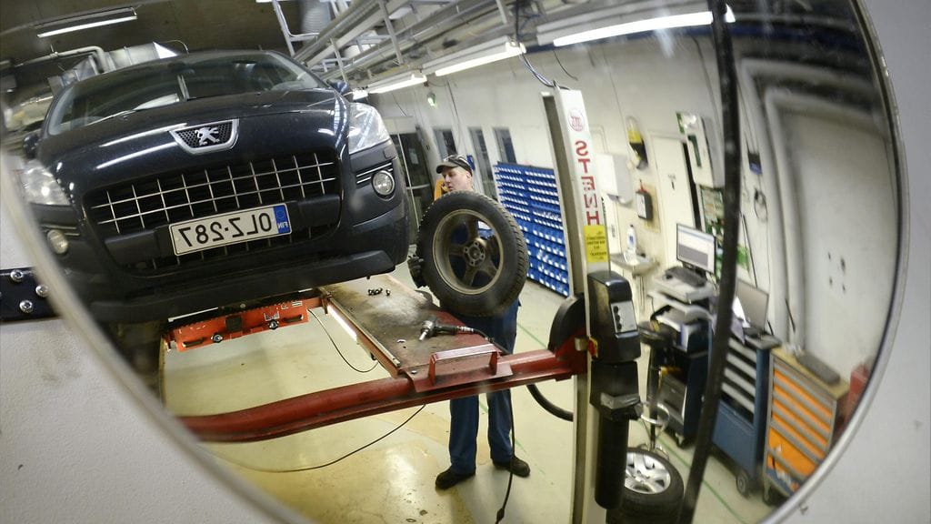 Automekaanikko Erkki Rönkä vaihtoi autoon kesärenkaita Helsingissä Malminkartanon Autohuollossa perjantaina 19. huhtikuuta 2013.