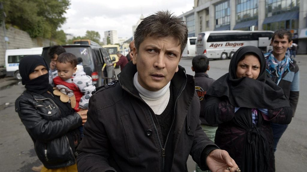 Afganistanilaispakolaisryhmää johtava Danesh Otogarin bussiasemalla Istanbulissa 15. lokakuuta 2015. Afganistanilainen perhekunta lähti pakolaisina yhdellä pakettiautolla Istanbulista kohti Eurooppaa.