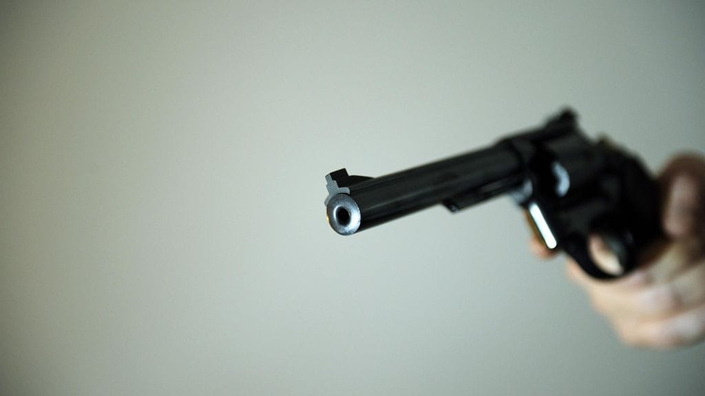 Kuvituskuvassa revolveri, ei liity tapaukseen.