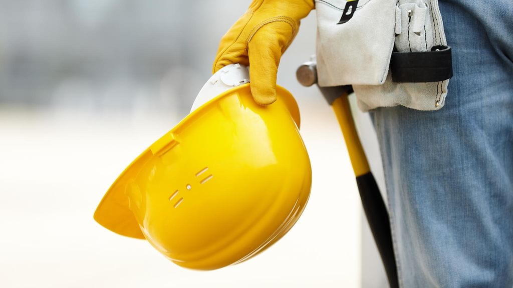 Yrityksen johto sai sakkoja siitä, kun rakennusmies putosi katolta. Kuvituskuva.