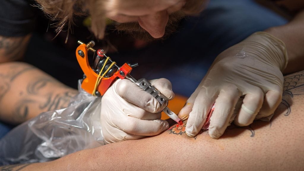 Andrea Colonnetta päätti säilyttää tiedot koronarokotuksistaan varmassa paikassa – hän tatuoi ne itseensä. Kuvituskuva.