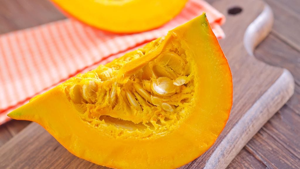 Kurpitsan kuorimista voi helpottaa yksinkertaisilla apuvälineillä.