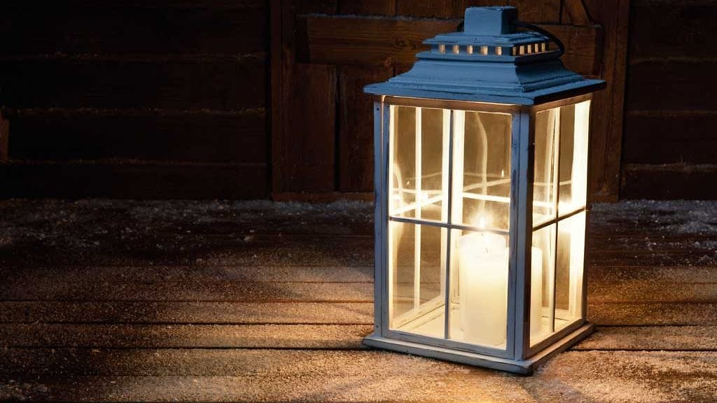 Parvekkeella tai pihalla palavat tuikut ja kynttilät on syytä sammuttaa yöksi siinä missä sisätiloissakin palavat kynttilät.