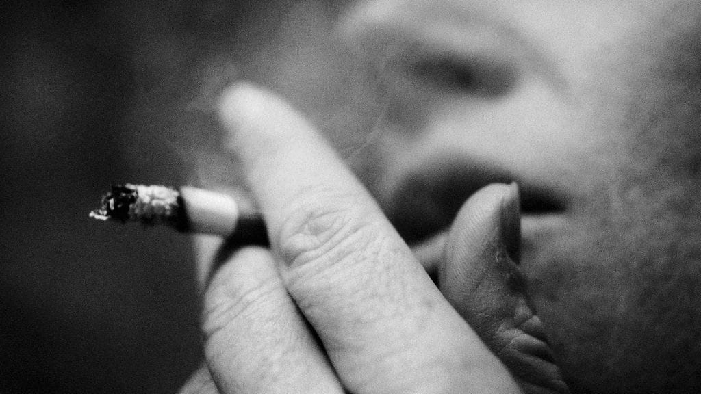 mies, tupakka, tupakointi