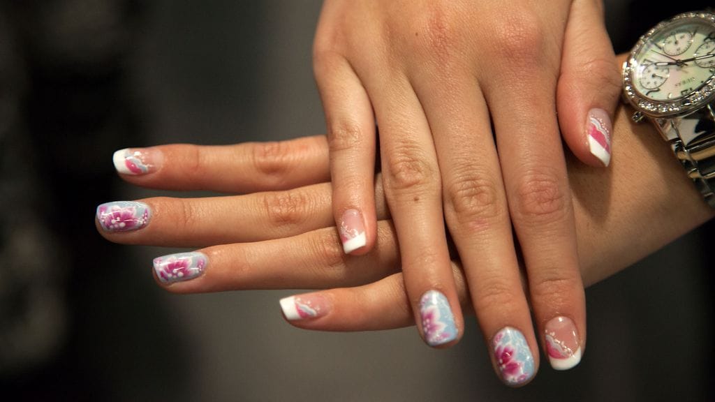 Syksyn kynnet ovat lyhyet ja värit puuterimaisen pehmeitä.