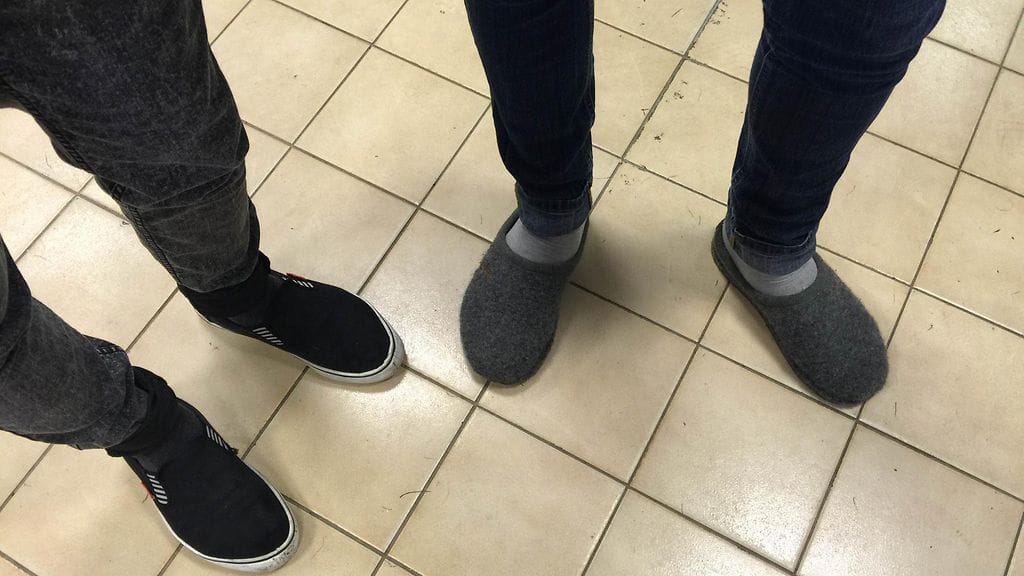 Poliisi löysi paikalta kolme olutpulloa, joihin oli tungettu kankaita ja jotka haisivat palavalta nesteeltä. Kukaan opistossa asuvista alaikäisistä turvapaikanhakijoista ei loukkaantunut. Kuvituskuvaa.