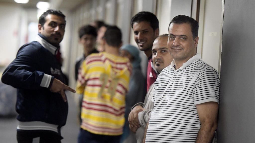 Turvapaikanhakijoita Auramon vastaanottokeskuksessa Vantaalla 19. lokakuuta 2015. Kuvituskuva.