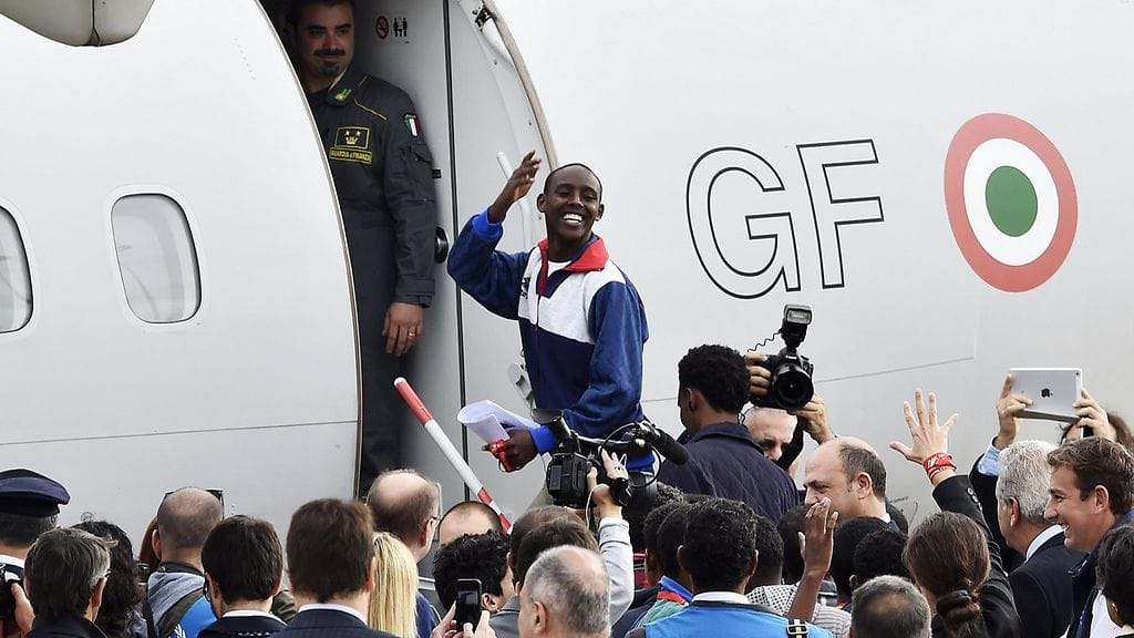 Kuvituskuvassa pakolaisia ollaan siirtämässä Italiasta Ruotsiin. Myös Suomesta tehtävät palautukset joudutaan hoitamaan pitkälti lentojen avulla.