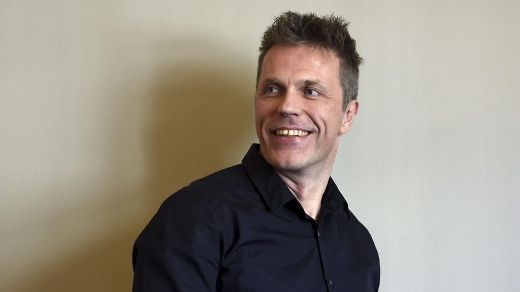 Jari Sarasvuo kirjansa Välähdyksiä pimeässä ja pimeitä välähdyksiä julkistamistilaisuudessa Helsingissä 20. lokakuuta 2015.