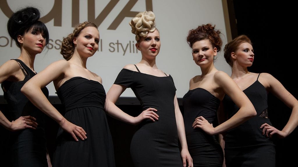 Keskimmäisen kampauksen teossa Joseph Koniak hyödynsi useita hiusverkkoja kampauksen muotoilussa.