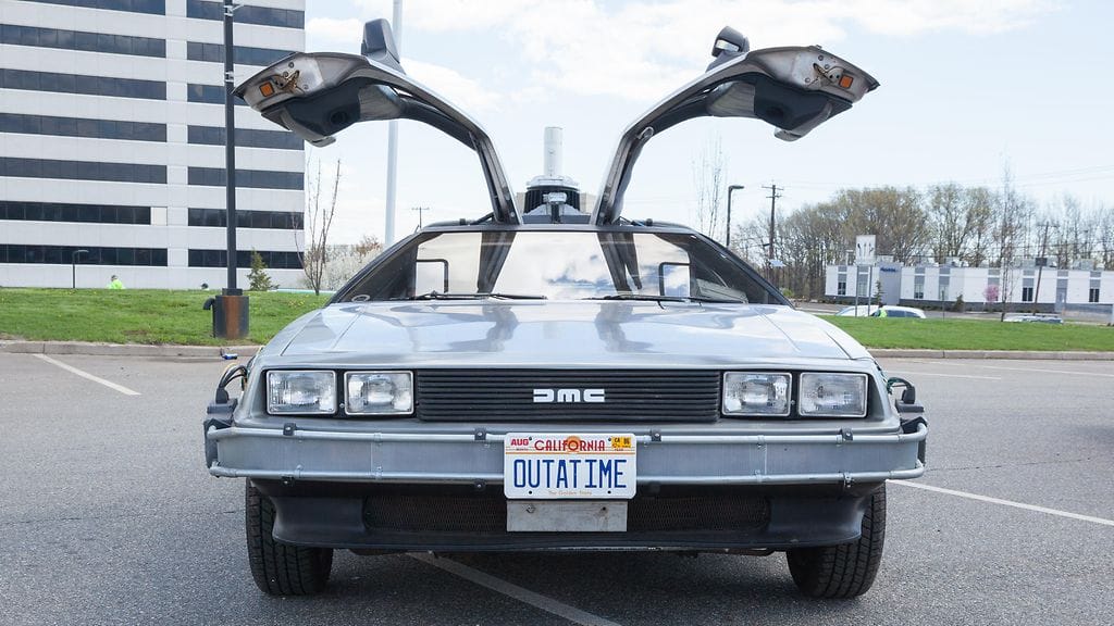 DeLorean DMC-12:n erikoisuutena on lokinsiipiovet.