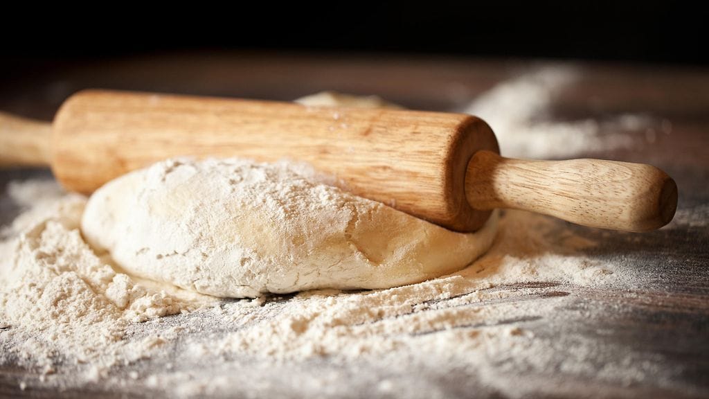 Pizzataikinaa voi käyttää myös makeaan leivontaan.