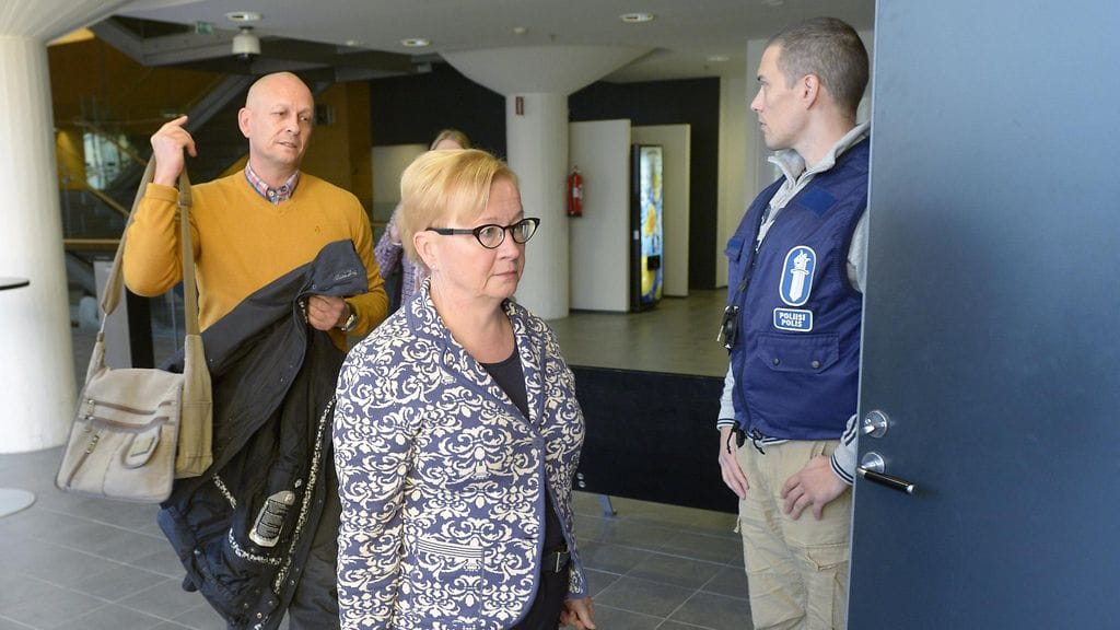 Jari Aarnion asianajaja Riitta Leppiniemi menossa saliin jossa Aarnion huumejutun käsittely jatkui Helsingin käräjäoikeudessa tiistaina 6. lokakuuta 2015.