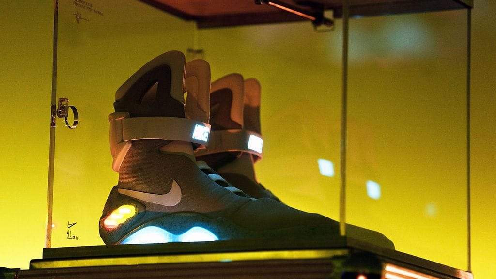 Kopiot Marty McFlyn käyttämistä Nike Mag -kengistä olivat esillä Amsterdamissa 2011.