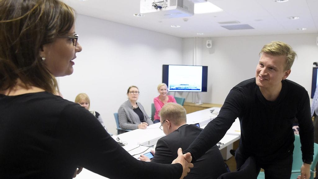 Valtiovarainministeriön viestintäjohtaja Liinu Lehto ja toimittaja Jari Hanska kättelivät ennen valtiovarainministeriön arvopaperisäilytystä koskevaa taustatilaisuutta Helsingissä 22. lokakuuta 2015. Valtiovarainministeriö muutti linjaansa arvopaperisäilytystä koskevan taustatilaisuuden suhteen. Tilaisuus olikin avoin kaikille toimittajille, kun se aiemman tiedon mukaan oli suunnattu vain rajatulle joukolle journalisteja.  Tuolloin ministeriö oli estänyt Hanskalta pääsyn tilaisuuteen.