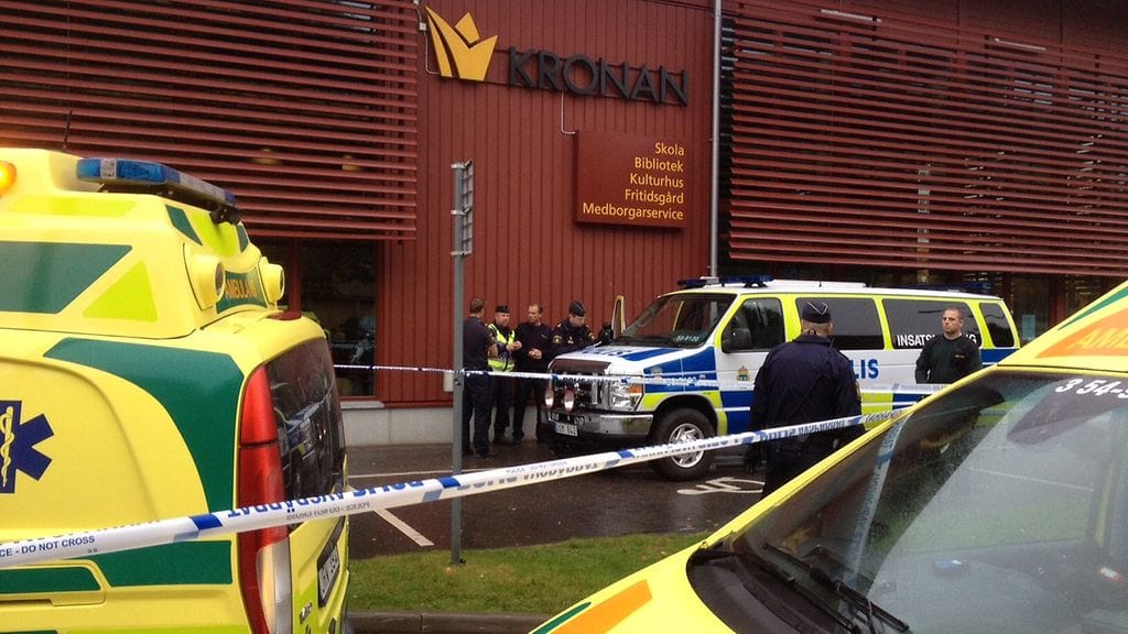 Ensimmäiset paikalle saapuneet poliisipartiot eivät jääneet odottamaan vahvistuksia.