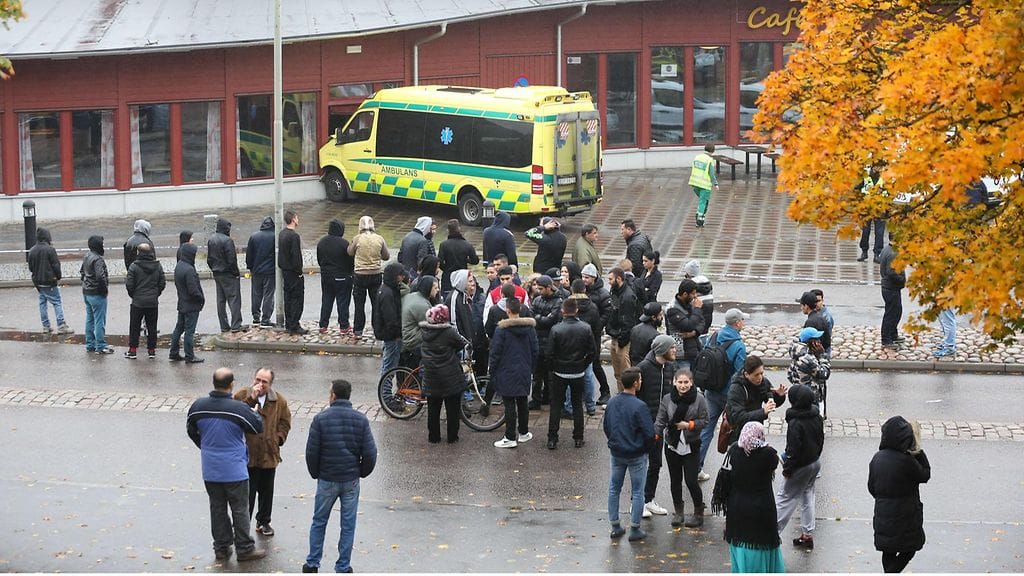 Ihmisiä turmakoulun ulkopuolella.