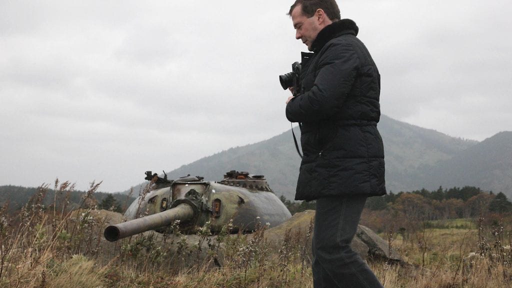 Venäjän nykyinen pääministeri Dmitri Medvedev vieraili Kuriilien saarella vuonna 2010, tuolloin hän oli vielä maan presidentti.