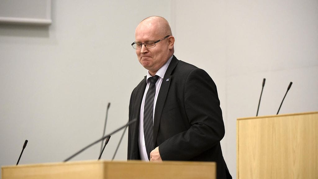 Oikeus- ja työministeri Jari Lindström (ps.) pitää yhdistelmäsalkkuaan raskaana, muttei mahdottomana.