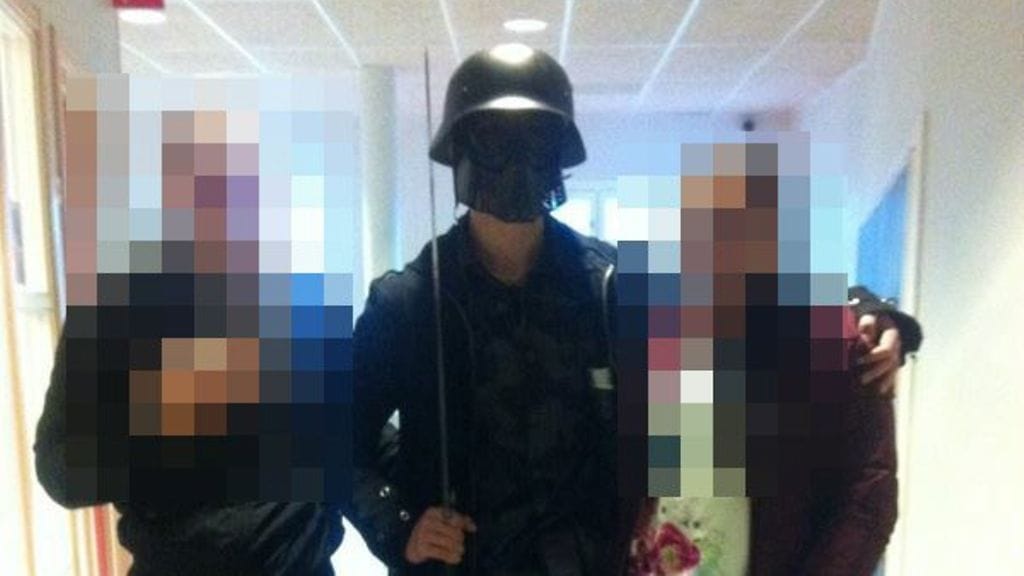 Epäilty koulusurmaaja poseerasi kahden muun oppilaan kanssa ennen hyökkäystään.